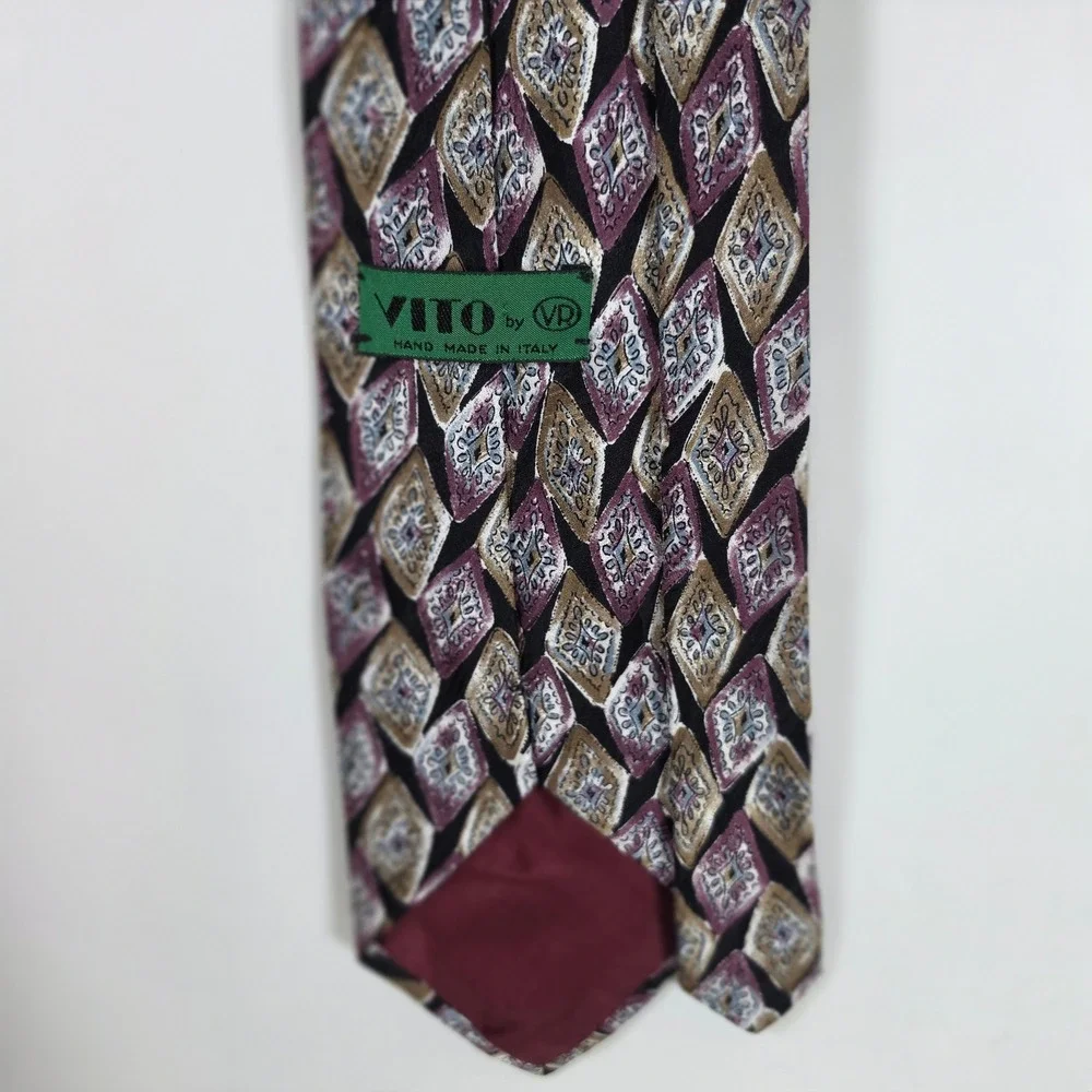 Vito by VP Tie Mens Silk Geometric Diamond Medallion Pattern Necktie Italy Plum